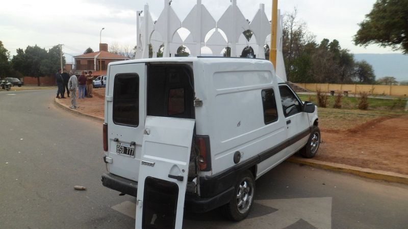 Auto volcó y chocó contra un poste