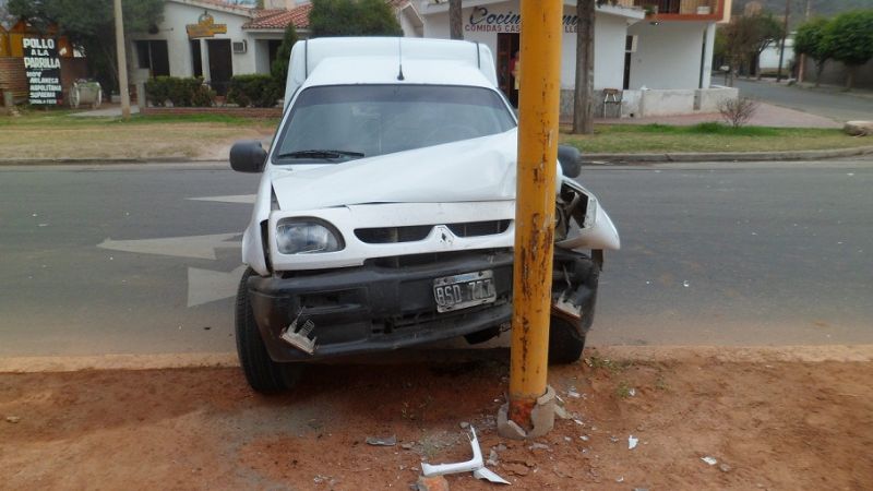 Auto volcó y chocó contra un poste