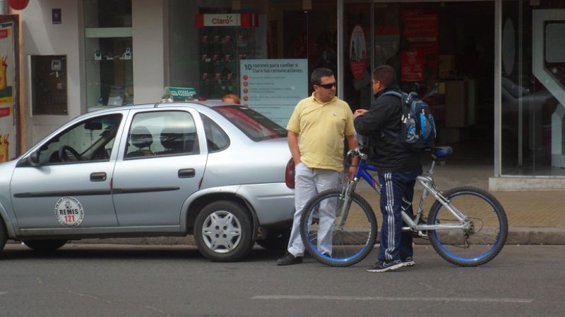 Un joven se cayó de la bici tras ser rozado por un remis