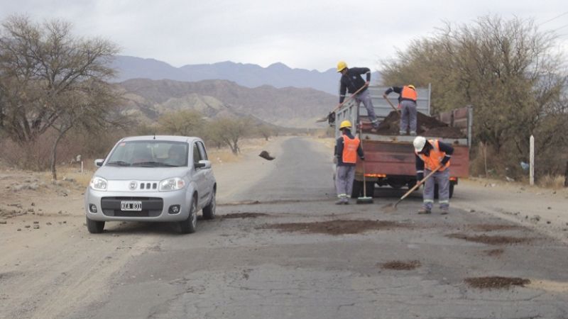 Ante la fiesta de San Roque, bacheo de la ruta 40   