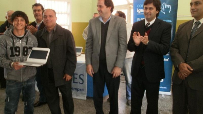 ANSES y Educación entregaron  315 netbooks en Capayán 