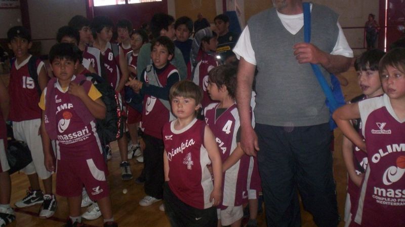 Olimpia junto a los niños en su día