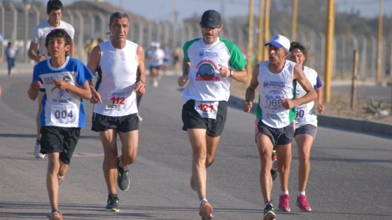 Atletas camino a la primera media maratón de la “Expolivo”