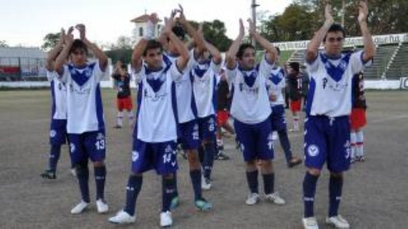 Vélez goleó 3-0 a Chacarita y es el líder ideal del Anual