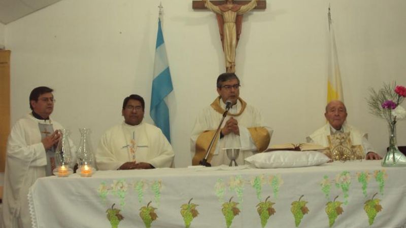 Con fogón, procesión y misa, celebraron a San Pío X