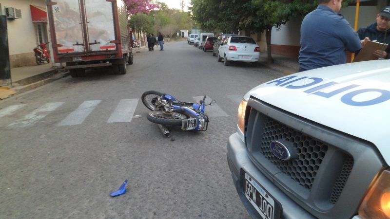Motociclista accidentada tras chocar con un camión