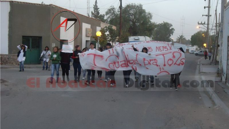 A pesar del fuerte viento marcharon pidiendo las netbooks