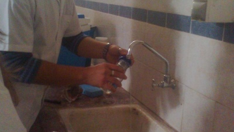 Controles en kioscos y tanques de agua en escuelas de la ciudad