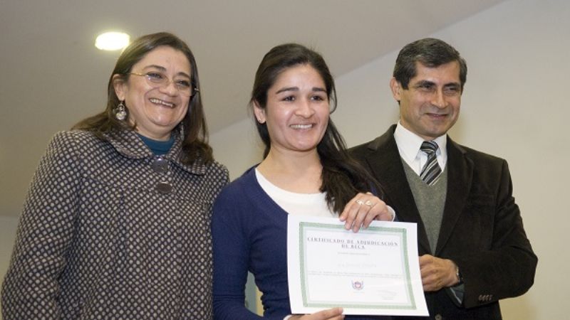 La gobernadora entregó 1.200 becas