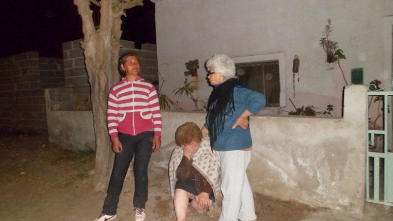 Golpearon a una sexagenaria para robarle la cartera