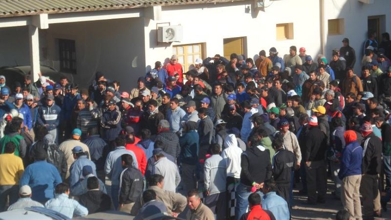 Empleados de Obras Publicas marcharon pidiendo diálogo con el ministro Dusso