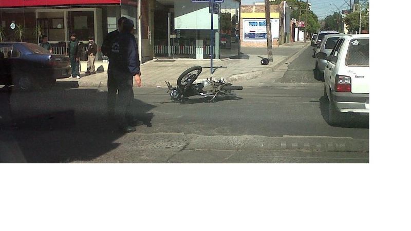Choque entre auto y una moto