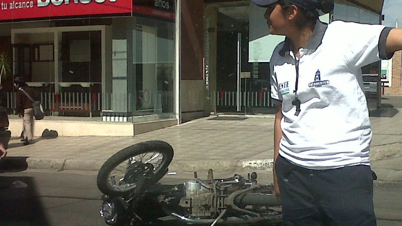 Choque entre auto y una moto