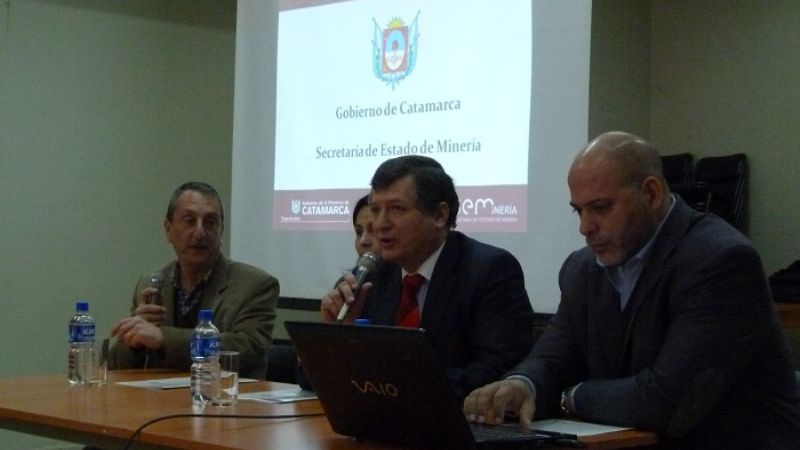 Charla informativa sobre minería en el Colegio Médico