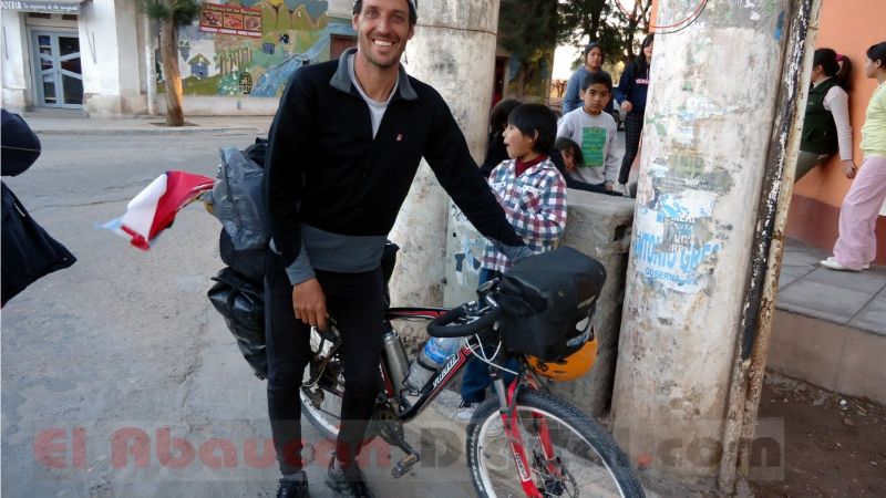 Aventura en bicicleta: salió desde Colombia y pasó por Fiambalá