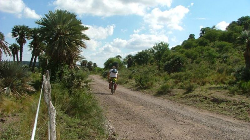 Aventura en bicicleta: salió desde Colombia y pasó por Fiambalá