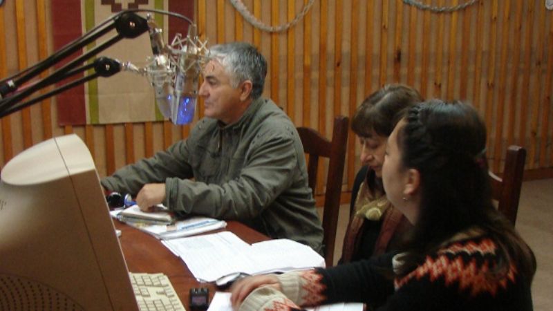 Personal de la División Enlace Comunitario en programa radial