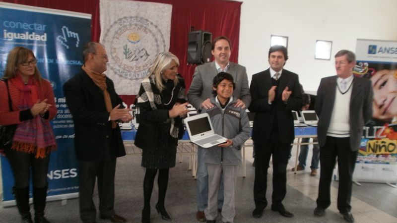 Entregaron más netbooks en Villa Cubas y en el sur 