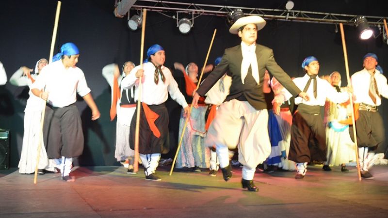 Convocan a inscribirse a talleres de guitarra y danza folclórica