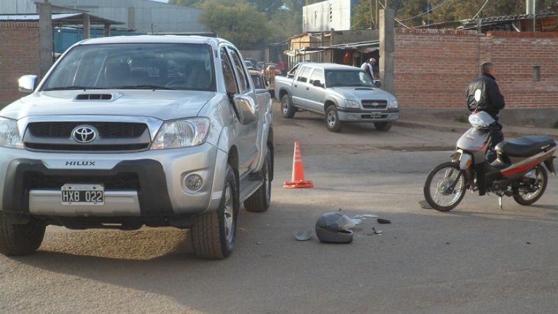 Chocaron una camioneta y una moto frente a la Feria Municipal