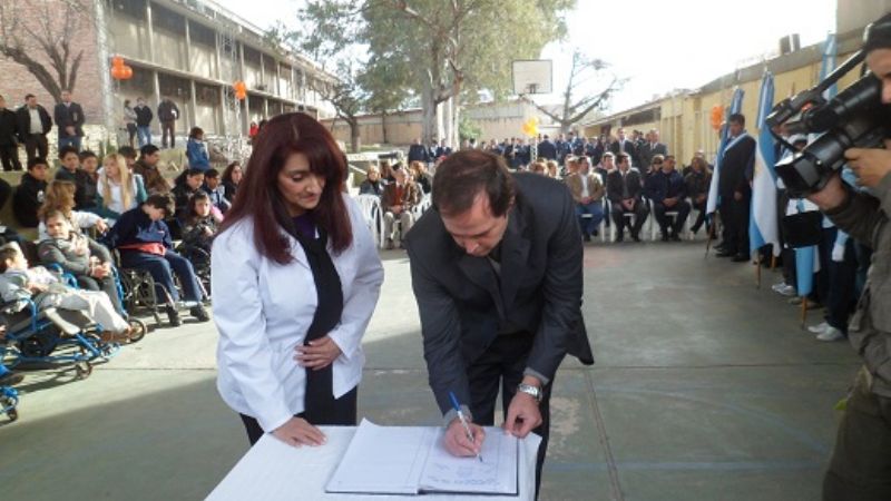 Mera fue nombrado padrino de la Escuela de Rehabilitación