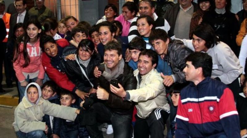 Tinelli recibió a chicos de una escuela rural de Catamarca
