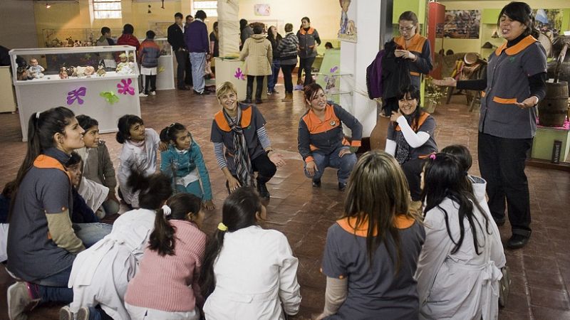 Niños y adultos participaron de juegos tradicionales en el Museo Folklórico