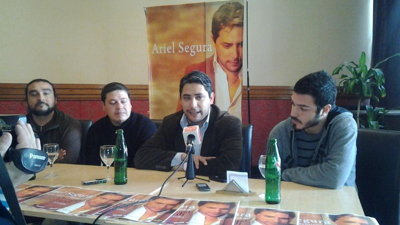 Ariel Segura presenta su primer CD “Con los pies en la Tierra”