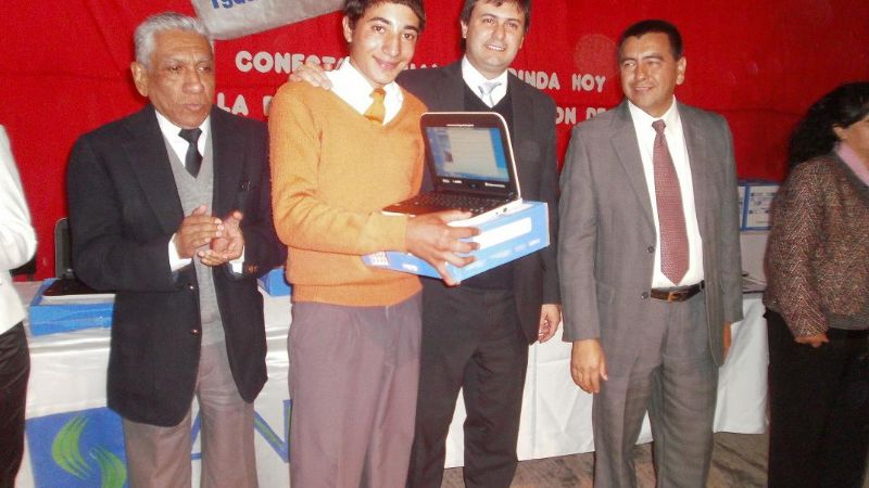 Estudiantes y docentes de Pomán recibieron 300 netbooks