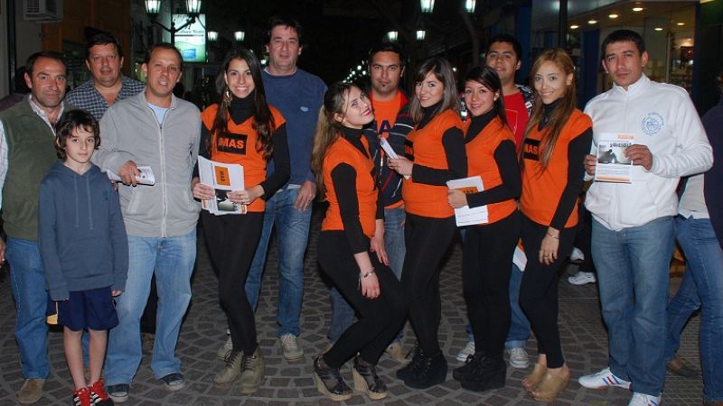 Jóvenes entregaron folletos sobre la prevención del suicidio  