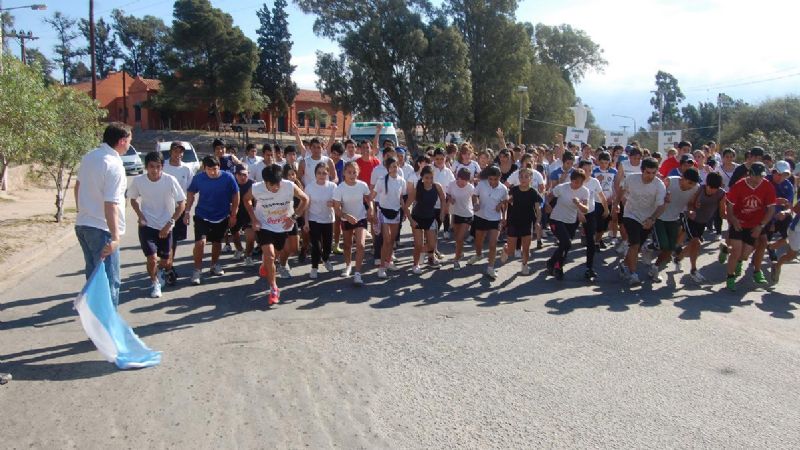 Multitudinaria maratón aniversario del Centenario de la Escuela José Cubas