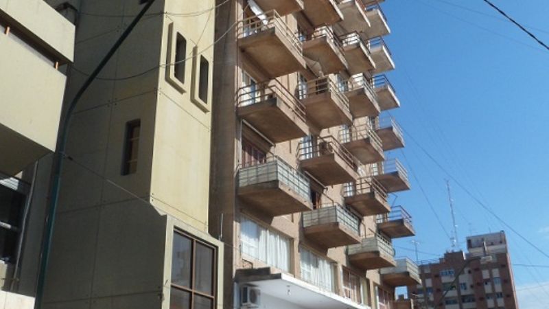 Amenazó con tirarse de un quinto piso por una beca