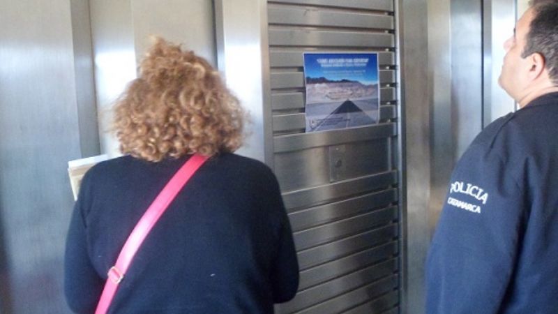 Amenazó con tirarse de un quinto piso por una beca