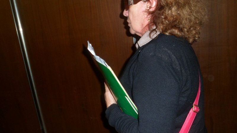 Amenazó con tirarse de un quinto piso por una beca