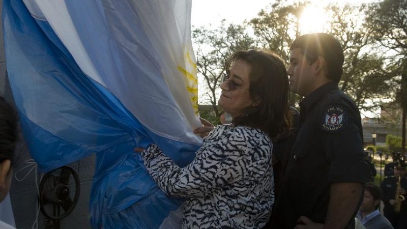La Gobernadora izó la bandera con más de mil estudiantes 