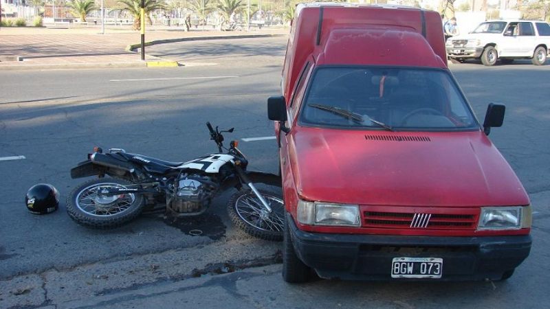 Joven motociclista se fracturó tras impactar con una camioneta