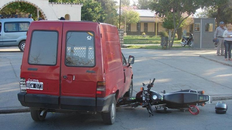 Joven motociclista se fracturó tras impactar con una camioneta