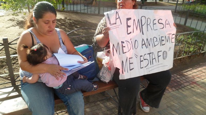 Una mujer reclama a una empresa de medio ambiente