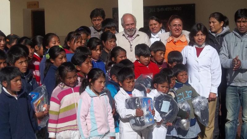 Entregaron  kits escolares, leche, agua mineral y zapatillas