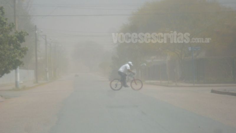 Fuerte viento zonda en Tinogasta: corte de luz, agua y postes caídos