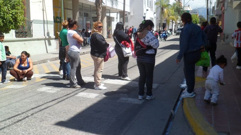 Piquete de mujeres pidiendo asistencia social
