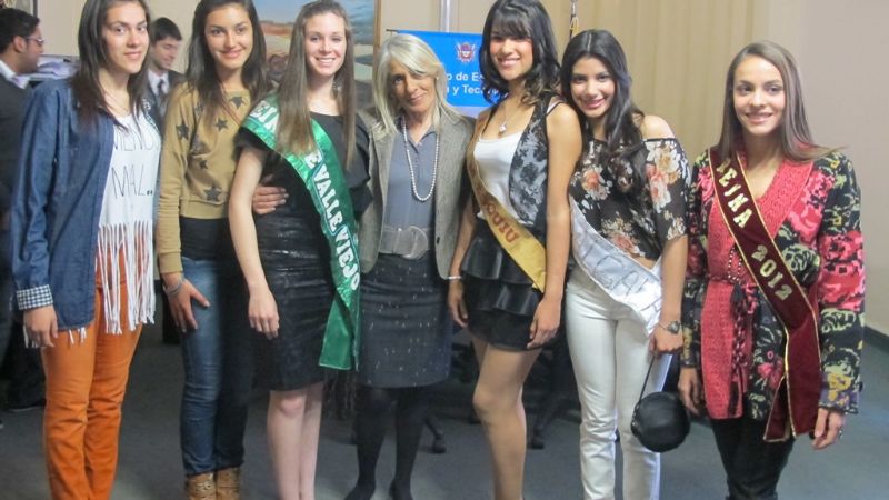 Postulantes a Reina de los estudiantes visitaron a la ministra Acosta