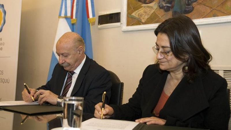 La Gobernadora firmó convenio con el CFI