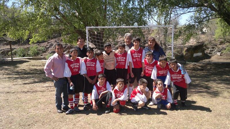 Entrega de elementos deportivos en Yerba Buena, Ancasti