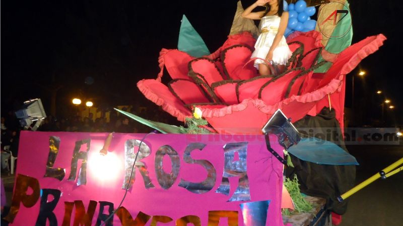 Alegría estudiantil al compás de las carrozas