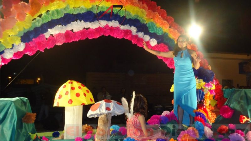 Alegría estudiantil al compás de las carrozas