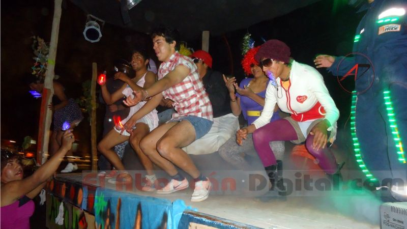 Alegría estudiantil al compás de las carrozas