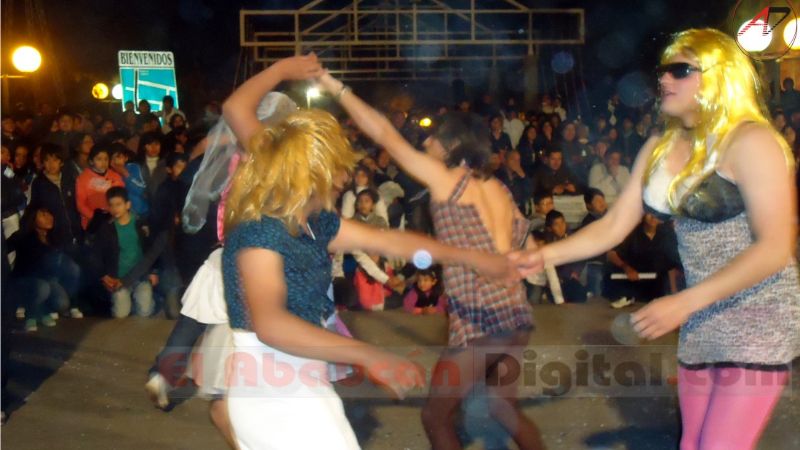 Alegría estudiantil al compás de las carrozas