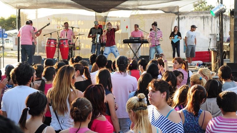 Paula Leguizamón, reina de los estudiantes en Icaño