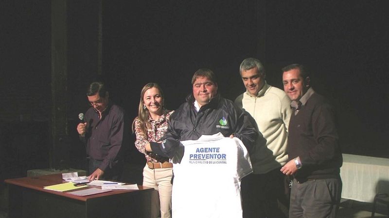 Entrega de uniformes a agentes de prevención
